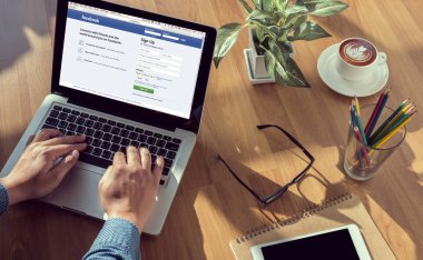 Bangkok, Tayland - 10 Mart 2015: Adam bir bilgisayarda Fac tarama