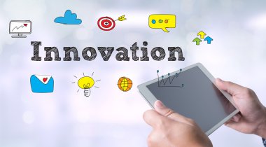 Elinde tablet bilgisayar tutan bir işadamı