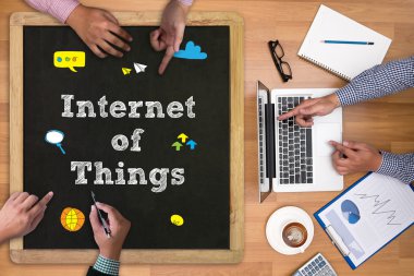 iş adamı el ve nesnelerin interneti (Iot) kelime diag