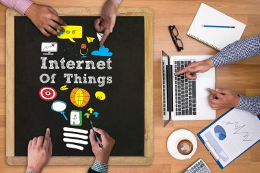 Düşünceli erkek kişi seyir dijital tablet ekranı, dizüstü bilgisayar ekranı, siluet ve filtre güneş