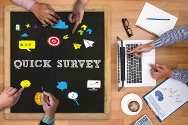 Düşünceli erkek kişi seyir dijital tablet ekranı, dizüstü bilgisayar ekranı, siluet ve filtre güneş