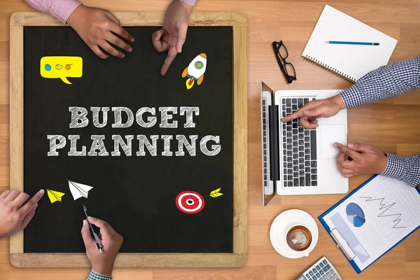 Düşünceli erkek kişi seyir dijital tablet ekranı, dizüstü bilgisayar ekranı, siluet ve filtre güneş