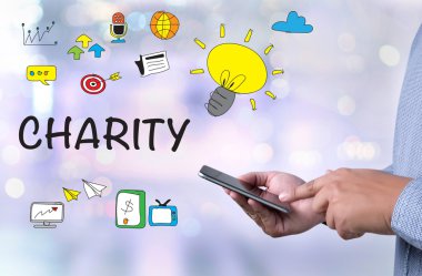 Düşünceli erkek kişi seyir dijital tablet ekranı, dizüstü bilgisayar ekranı, siluet ve filtre güneş