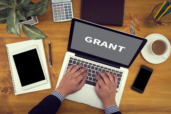 Düşünceli erkek kişi seyir dijital tablet ekranı, dizüstü bilgisayar ekranı, siluet ve filtre güneş