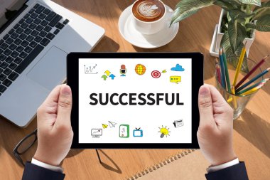 Düşünceli erkek kişi seyir dijital tablet ekranı, dizüstü bilgisayar ekranı, siluet ve filtre güneş