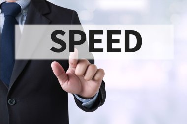  İşadamı sanal ekran ve bulanık şehir arka plan dokunmadan eller