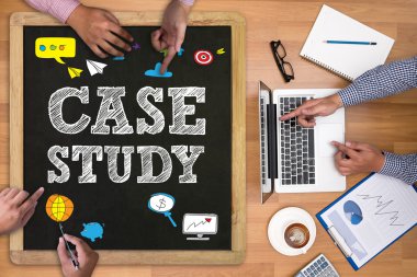 İşadamı el beyaz arka plan üzerinde siyah kalemi ile yazma