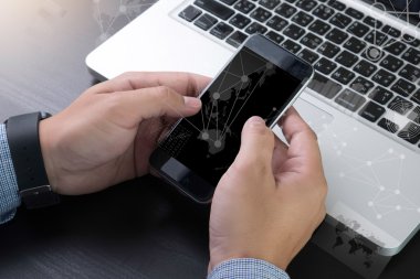 Dijital katman efektli cep telefonu kullanarak iş adamı ele