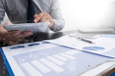 ofis masaları ile akıllı telefon ve dizüstü c üzerindeki iş belgeler
