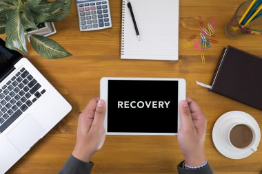 adam parke Danışma dizüstü bilgisayar ile oturup, gösteri word kurtarma, sm tablet