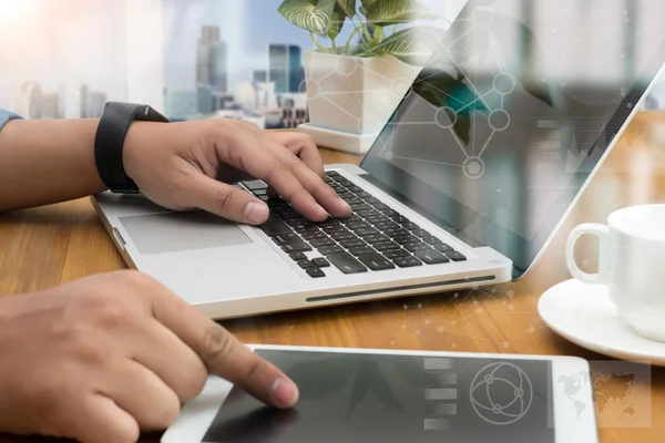 Negocios en la mesa de oficina con teléfono inteligente y tableta digital un — Foto de Stock