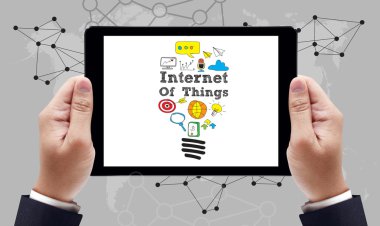 Internet tablet pc ekranda şeyler (çok) kavramı metnin 