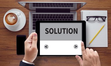 İşadamı el beyaz arka plan üzerinde siyah kalemi ile yazma