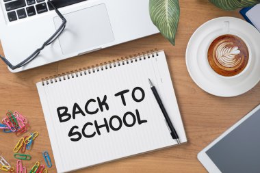 İşadamı el beyaz arka plan üzerinde siyah kalemi ile yazma