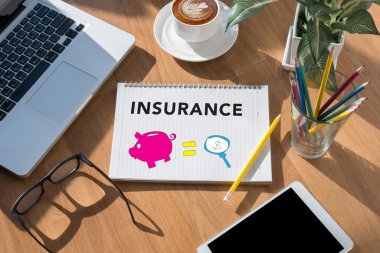 İşadamı el beyaz arka plan üzerinde siyah kalemi ile yazma