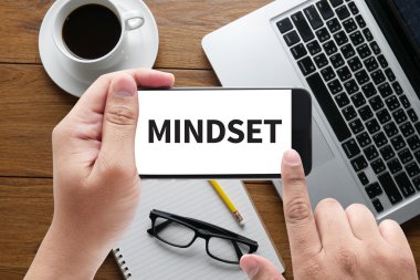 İşadamı el beyaz arka plan üzerinde siyah kalemi ile yazma