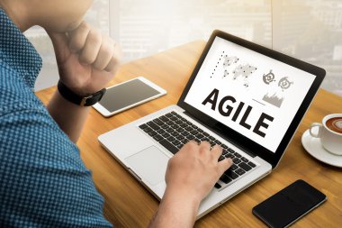 İşadamı el beyaz arka plan üzerinde siyah kalemi ile yazma