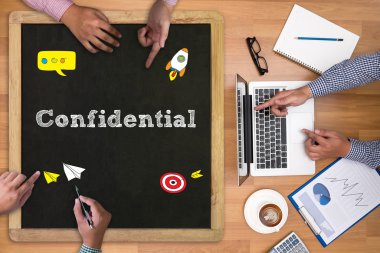 İşadamı el beyaz arka plan üzerinde siyah kalemi ile yazma