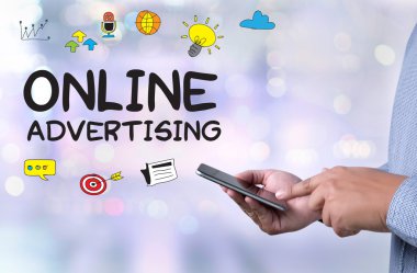 İşadamı el beyaz arka plan üzerinde siyah kalemi ile yazma