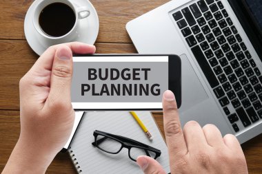 İşadamı el beyaz arka plan üzerinde siyah kalemi ile yazma