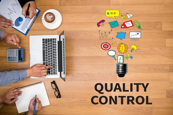 İşadamı el beyaz arka plan üzerinde siyah kalemi ile yazma