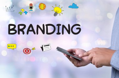 İşadamı el beyaz arka plan üzerinde siyah kalemi ile yazma