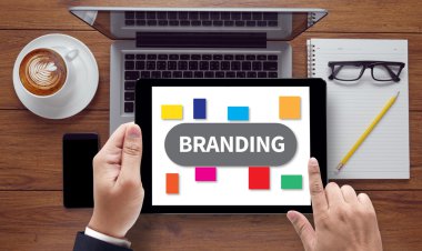 İşadamı el beyaz arka plan üzerinde siyah kalemi ile yazma