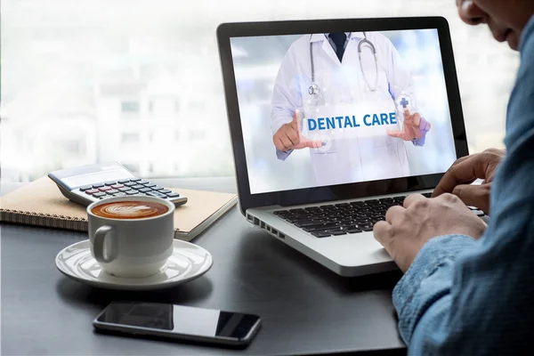 Serbest masaüstü aksesuarları ve mesafe iş araçları, boş ekran dizüstü bilgisayar ve telefon, güneş gözlüğü, kahve ile