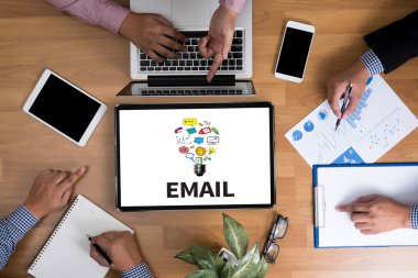 Serbest masaüstü aksesuarları ve mesafe iş araçları, boş ekran dizüstü bilgisayar ve telefon, güneş gözlüğü, kahve ile