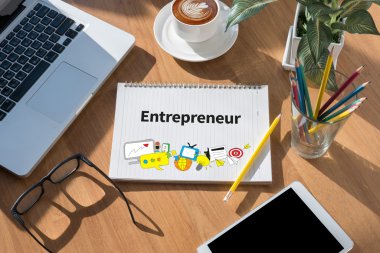 Serbest masaüstü aksesuarları ve mesafe iş araçları, boş ekran dizüstü bilgisayar ve telefon, güneş gözlüğü, kahve ile