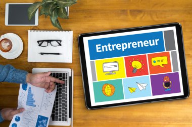 Serbest masaüstü aksesuarları ve mesafe iş araçları, boş ekran dizüstü bilgisayar ve telefon, güneş gözlüğü, kahve ile