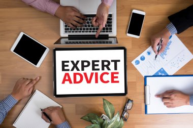  iş adamı iş üstünde beyaz geniş, en iyi görüş