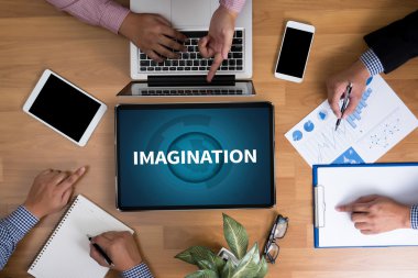 Düşünceli erkek kişi dijital telefon ekran, siluet top bilgisayar ve el için arıyorsunuz