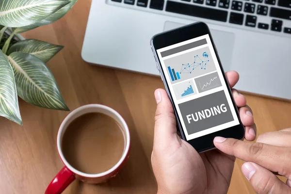 Düşünceli erkek kişi dijital telefon ekran, siluet top bilgisayar ve el için arıyorsunuz