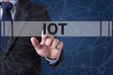 Çok iş adamı el çalışma ve şeylerin Internet (çok) kelime 