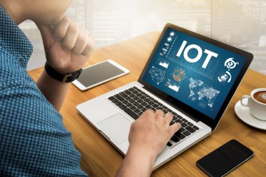 Çok iş adamı el çalışma ve şeylerin Internet (çok) kelime 