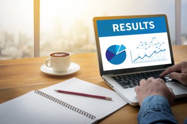  finansal raporlar ve bir dizüstü bilgisayar ile iş yerinde iş ekip eller