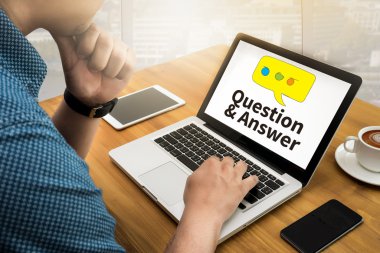  finansal raporlar ve bir dizüstü bilgisayar ile iş yerinde iş ekip eller