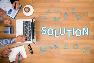  finansal raporlar ve bir dizüstü bilgisayar ile iş yerinde iş ekip eller