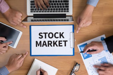  finansal raporlar ve bir dizüstü bilgisayar ile iş yerinde iş ekip eller