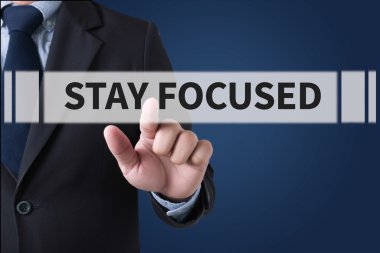  finansal raporlar ve bir dizüstü bilgisayar ile iş yerinde iş ekip eller