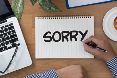  finansal raporlar ve bir dizüstü bilgisayar ile iş yerinde iş ekip eller