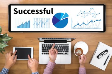  finansal raporlar ve bir dizüstü bilgisayar ile iş yerinde iş ekip eller