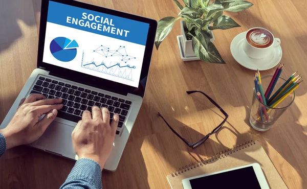  finansal raporlar ve bir dizüstü bilgisayar ile iş yerinde iş ekip eller