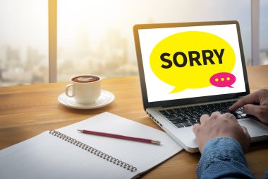  finansal raporlar ve bir dizüstü bilgisayar ile iş yerinde iş ekip eller