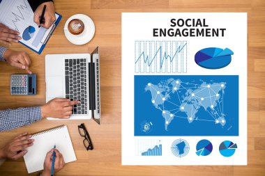  finansal raporlar ve bir dizüstü bilgisayar ile iş yerinde iş ekip eller