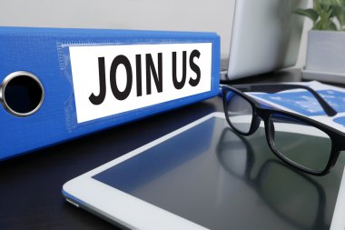  finansal raporlar ve bir dizüstü bilgisayar ile iş yerinde iş ekip eller