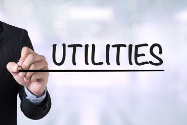  finansal raporlar ve bir dizüstü bilgisayar ile iş yerinde iş ekip eller