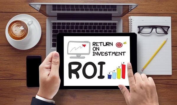 DEVOLUCIÓN DEL ROI EN LA INVERSIÓN Empresario trabajar ROI —  Fotos de Stock