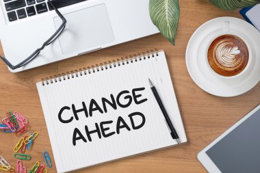  finansal raporlar ve bir dizüstü bilgisayar ile iş yerinde iş ekip eller